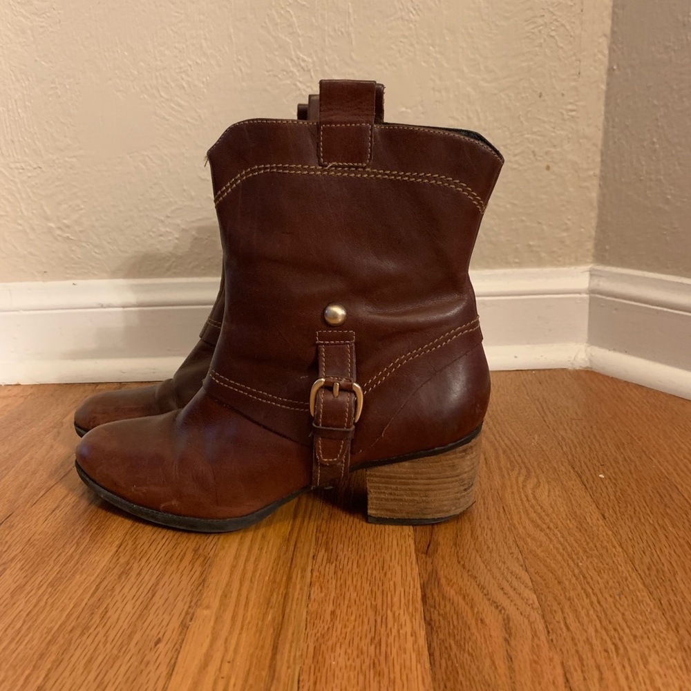Clark’s brown leather boots. - Picture 9 of 16